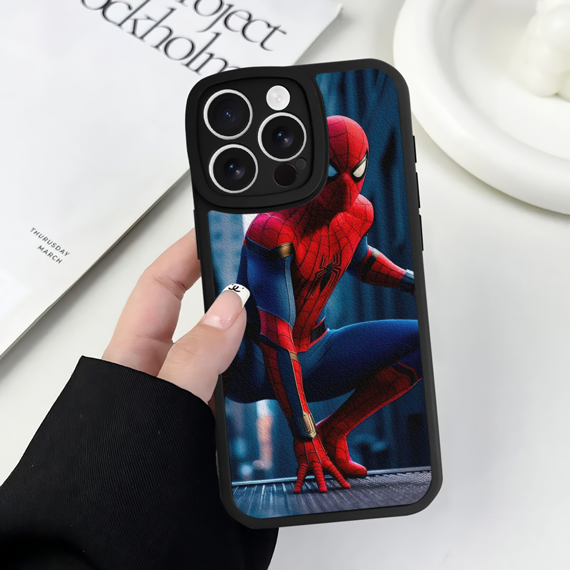 Spider Man スパイダーマン 【iPhone 16シリーズ対応】シリコンスマホケース（レザー調） 材質：シリコン